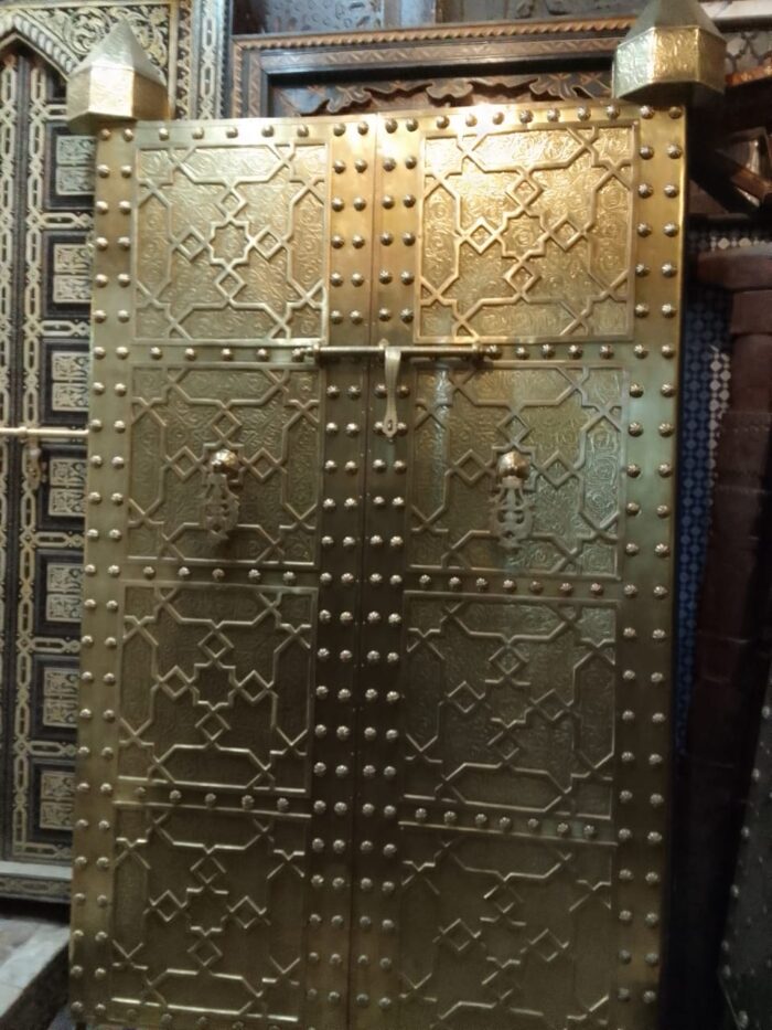 Porte artisanale sculptée avec incrustations métalliques – Image 1