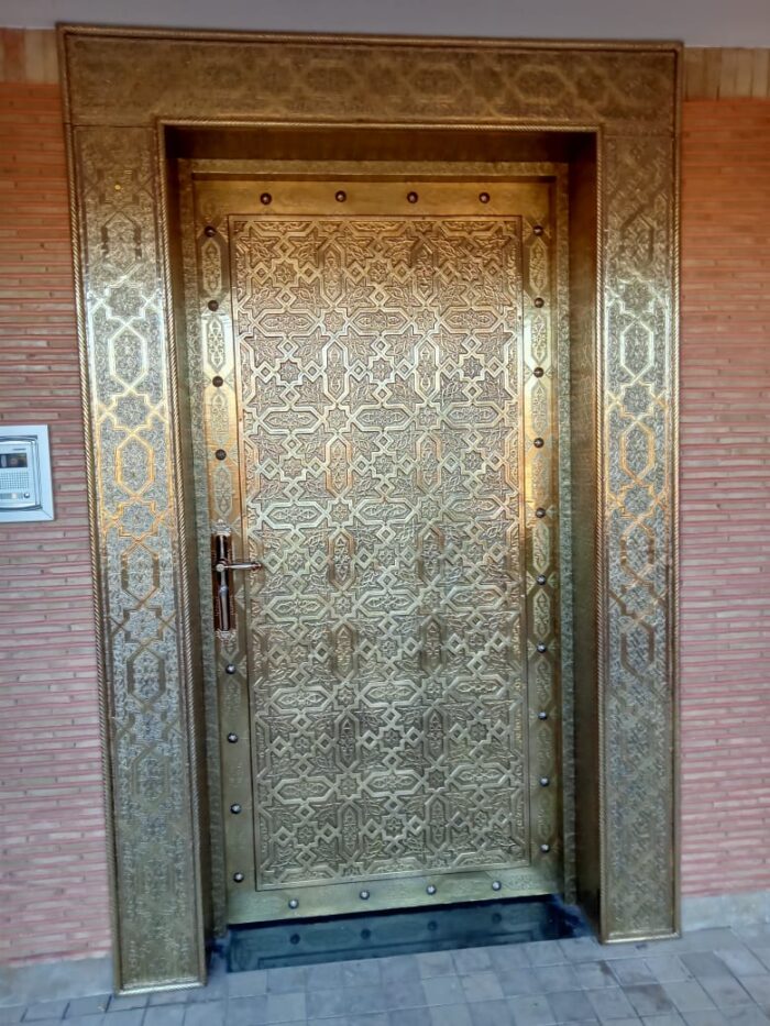 Porte artisanale sculptée avec incrustation métallique – Image 1