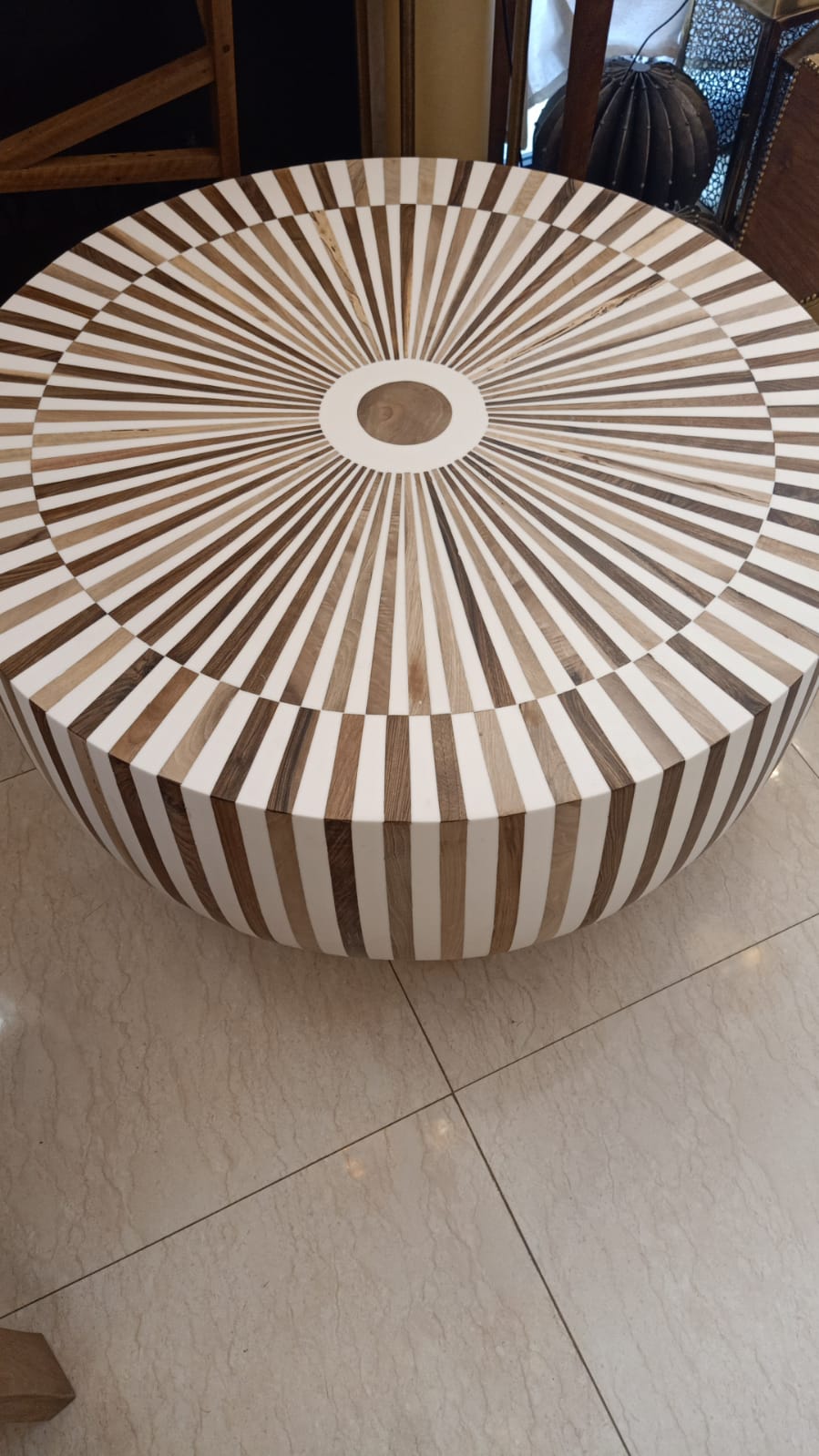 WhatsApp Image 2025-08-20 at 16.34.22 (1) Table basse ronde rayée – Image 2