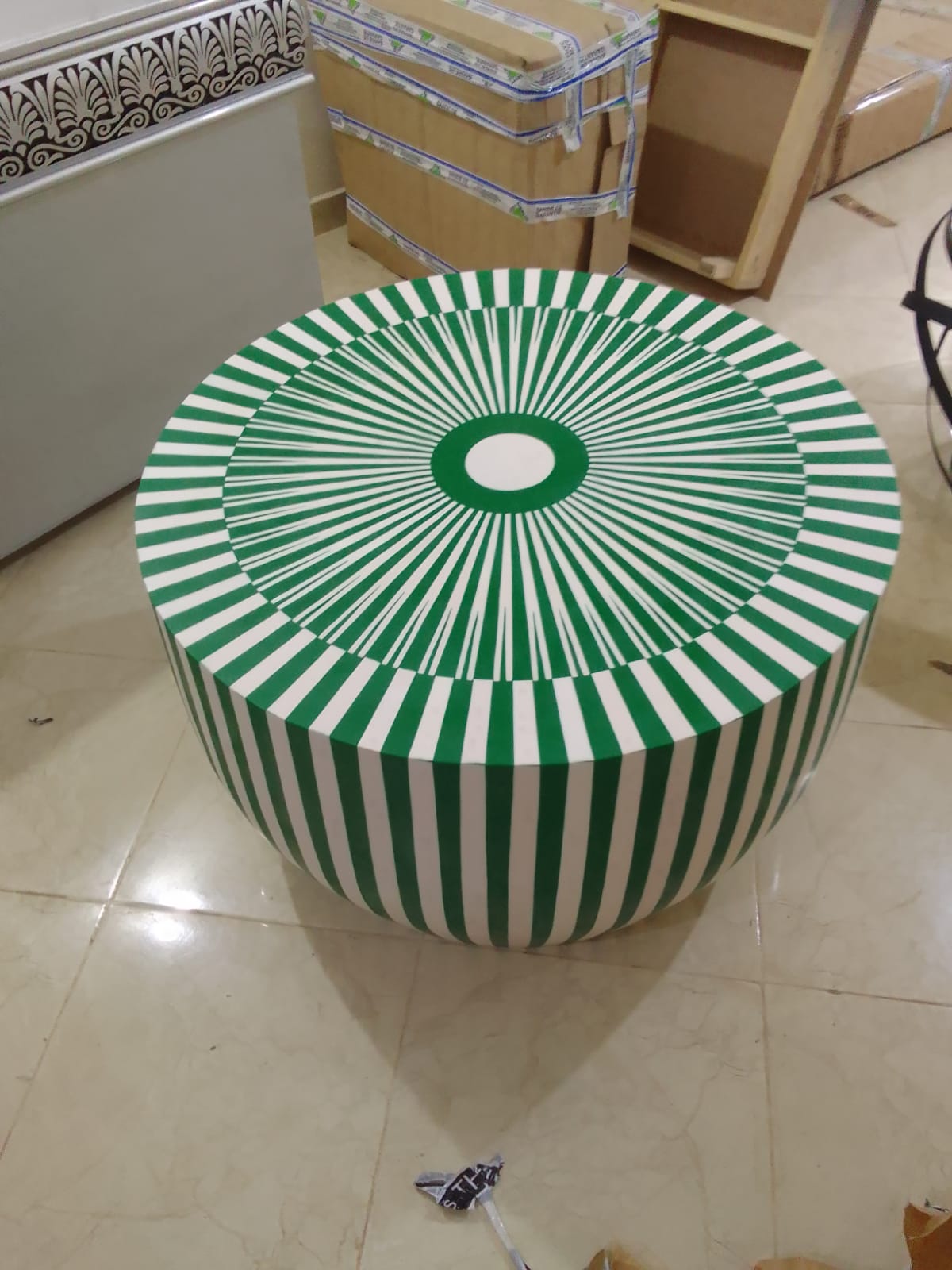WhatsApp Image 2025-08-20 at 16.34.22 (2) Table basse ronde rayée – Image 1