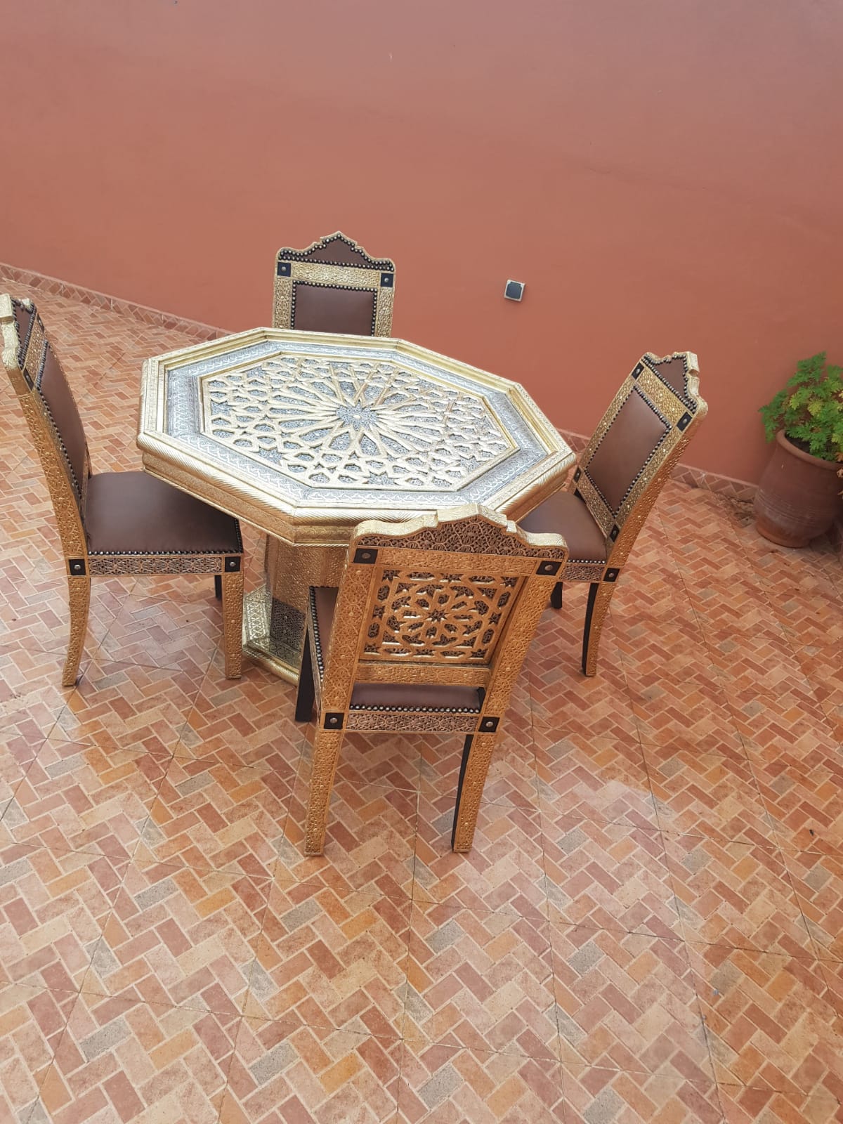 table 4chaises 17000dh_2 Table traditionnel de Luxe - 4 chaises – Image 1