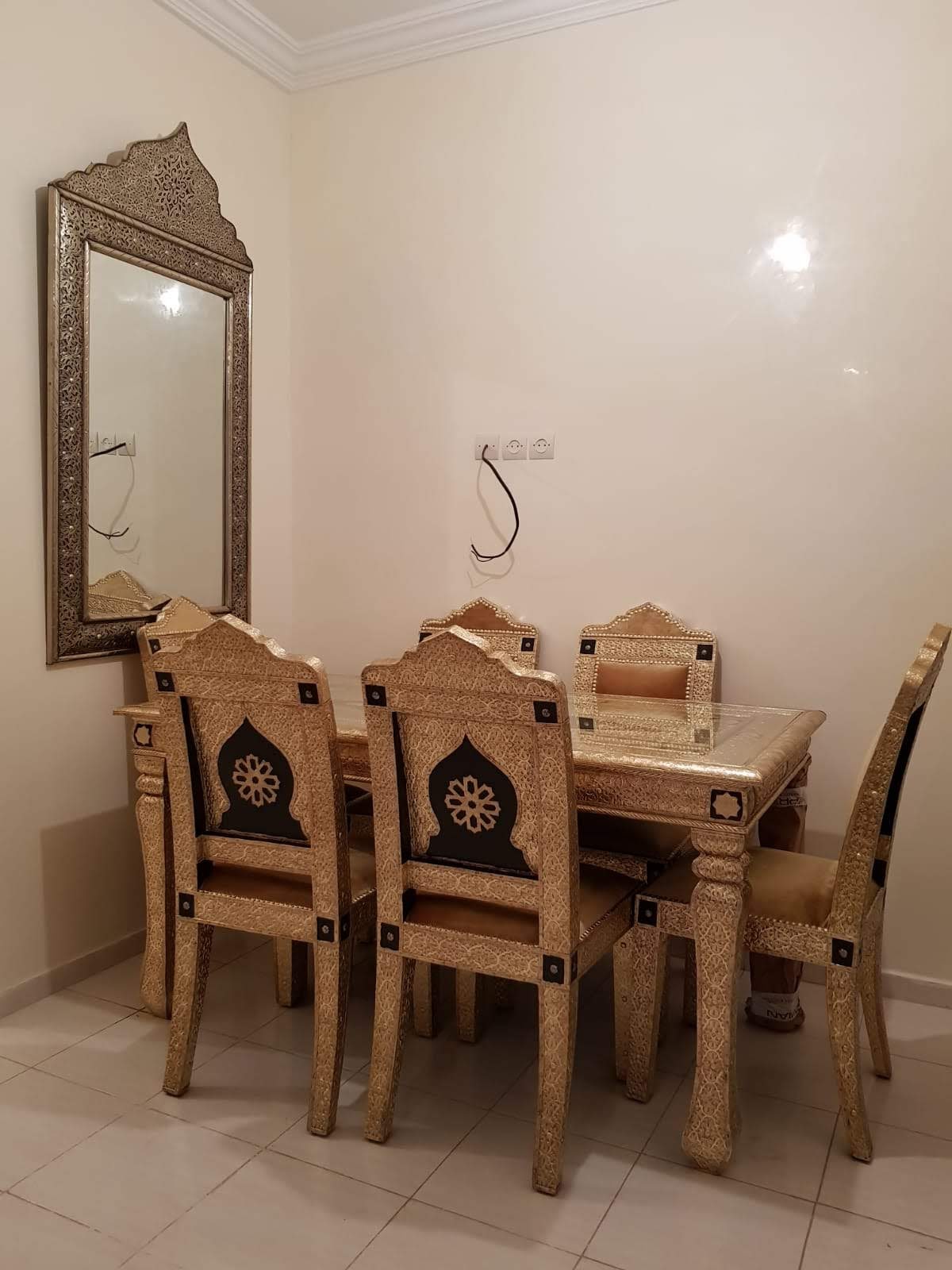 table 6chaises 21000dh_ Table traditionnel de Luxe - 6 chaises – Image 1